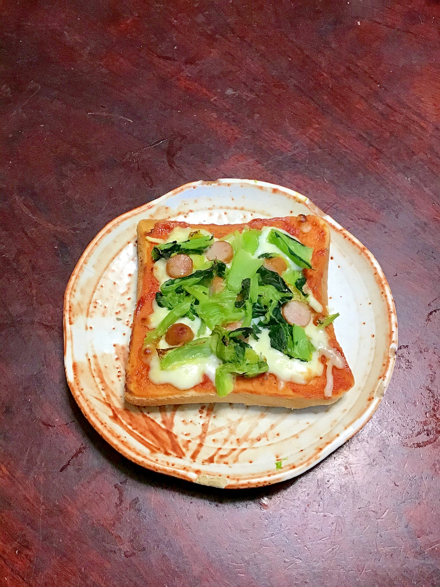 かき菜とあらびきウインナーのピザトースト。