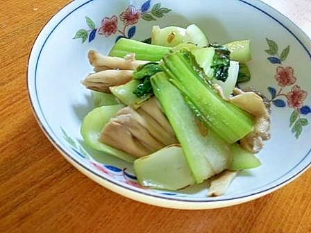 材料２つ　青梗菜と舞茸の炒め物
