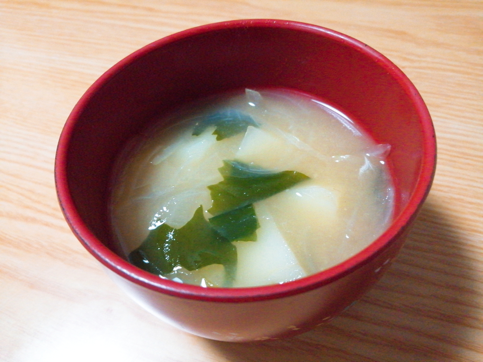 じゃがいもと玉ねぎとわかめの味噌汁