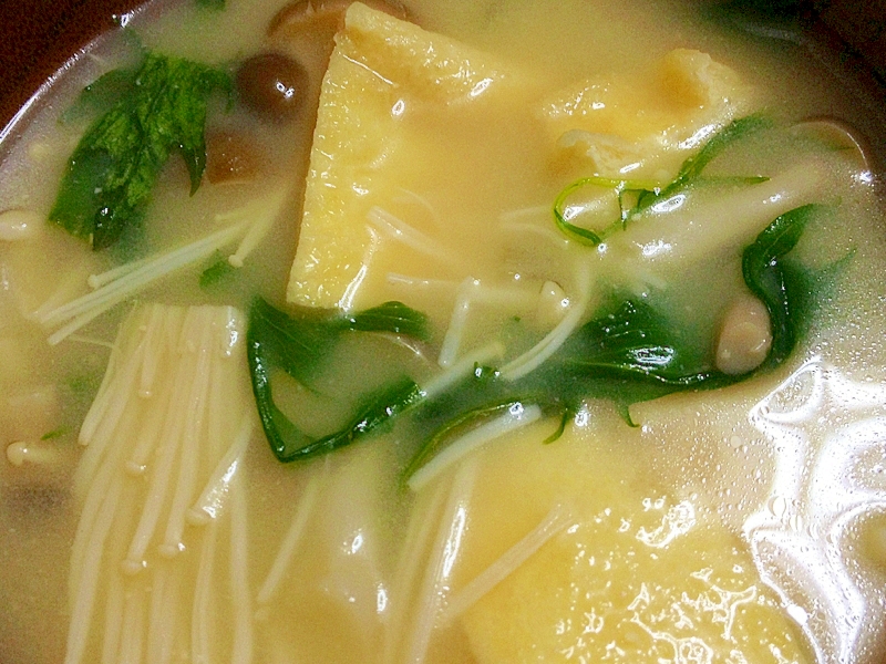 シメジと油揚げエノキ水菜のお味噌汁