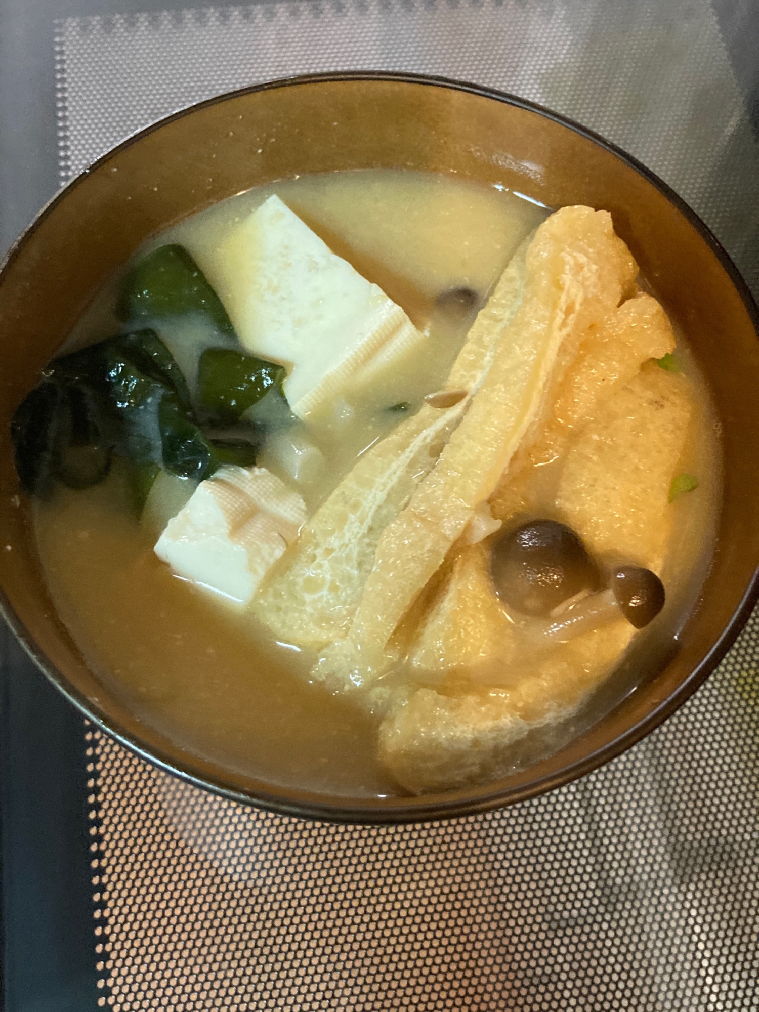 薄揚げ、豆腐、しめじ、わかめのお味噌汁！