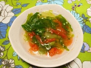 レンジ調理で手軽に野菜を沢山頂いた気分にもなり、トマトのお出汁も優しくレタスの外葉も美味しく頂きました。ご馳走さまでした♪