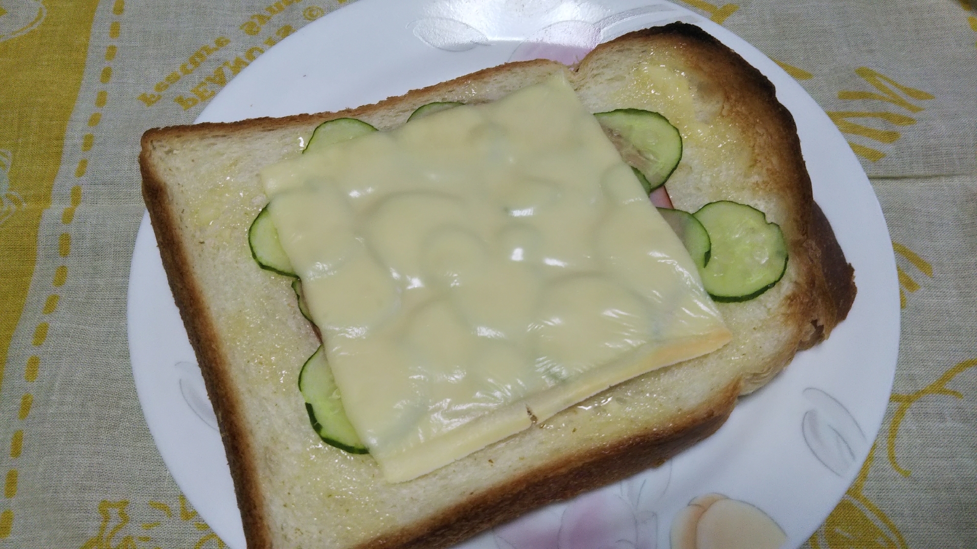 ハムときゅうりとチーズのトースト☆