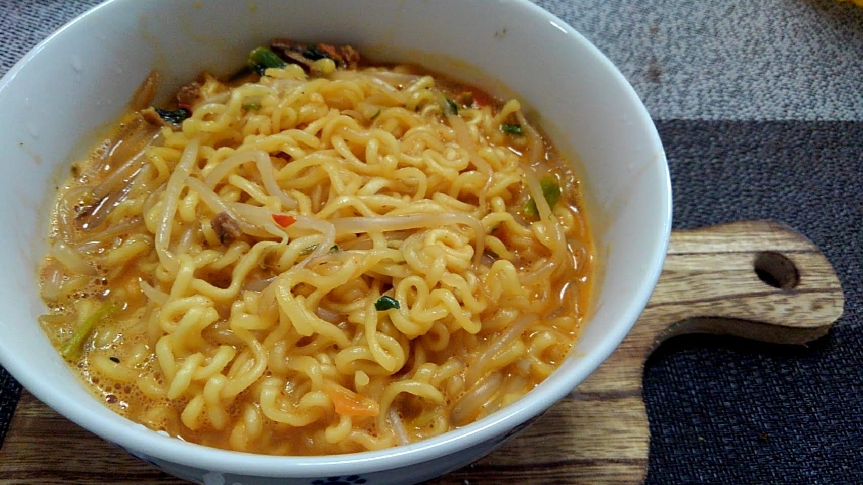 辛ラーメンを使用した牛乳チーズクリーミー辛い麺☆