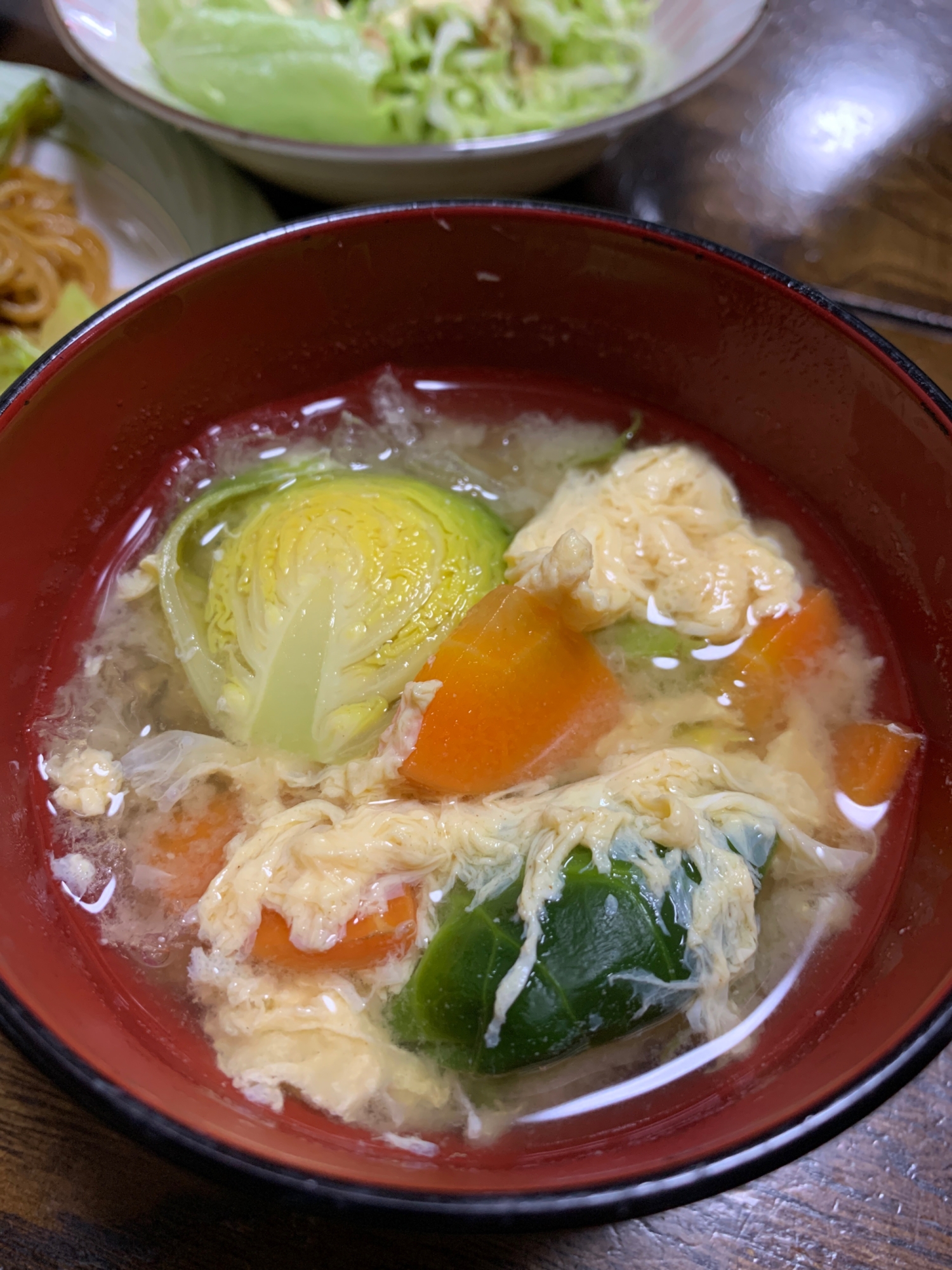 芽キャベツとにんじんとかき卵のお味噌汁