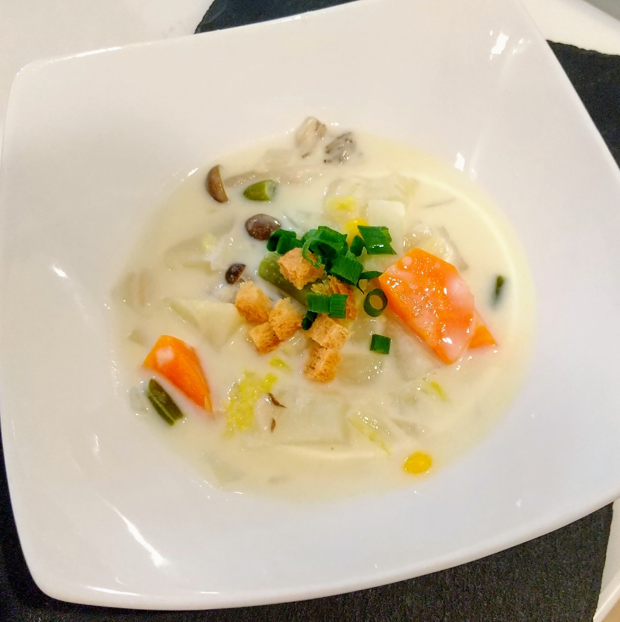 白菜とゴロゴロ野菜の優しい味わいのクリームスープ