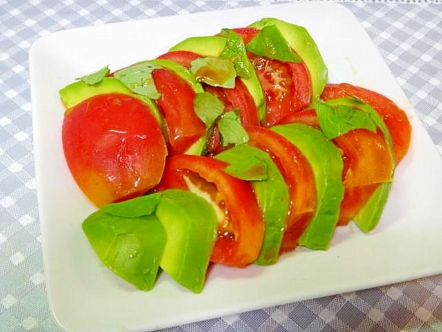 トマトとアボカド山葵バジルのサラダ