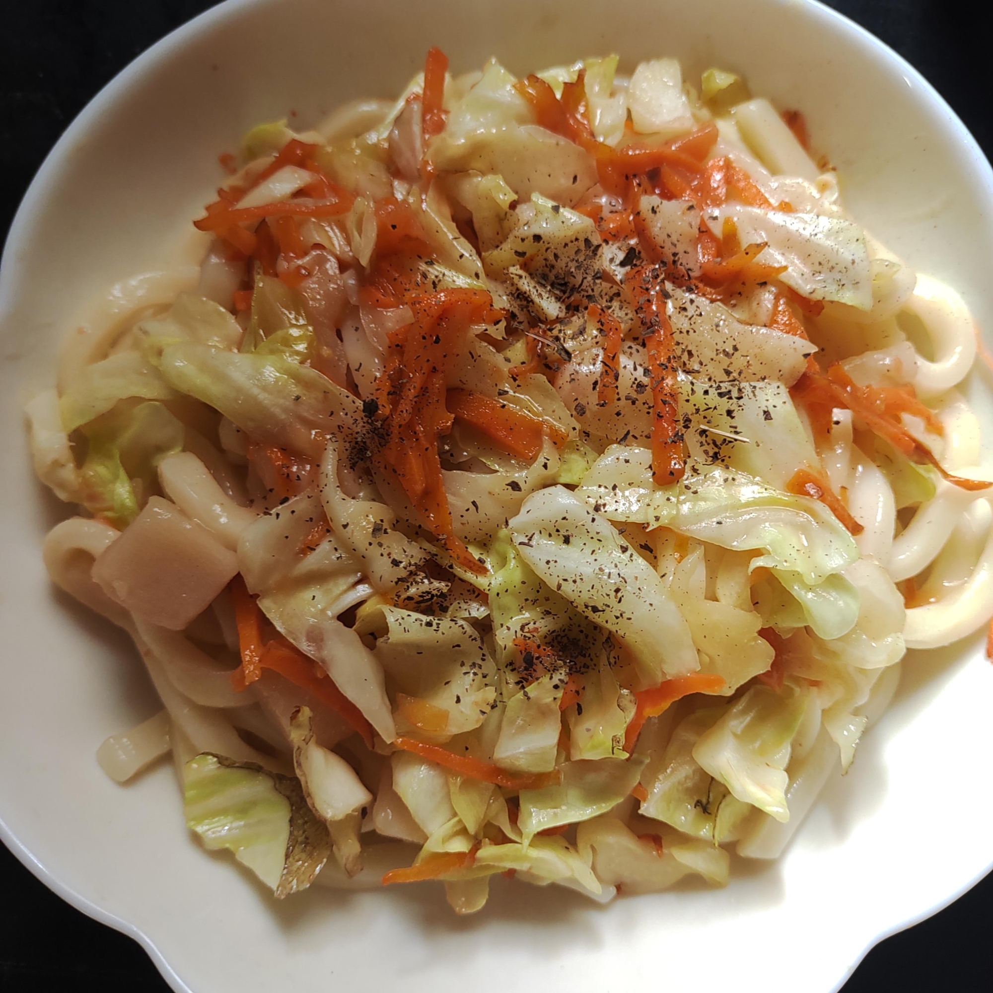 キャベツ、にんじん、クリームうどん