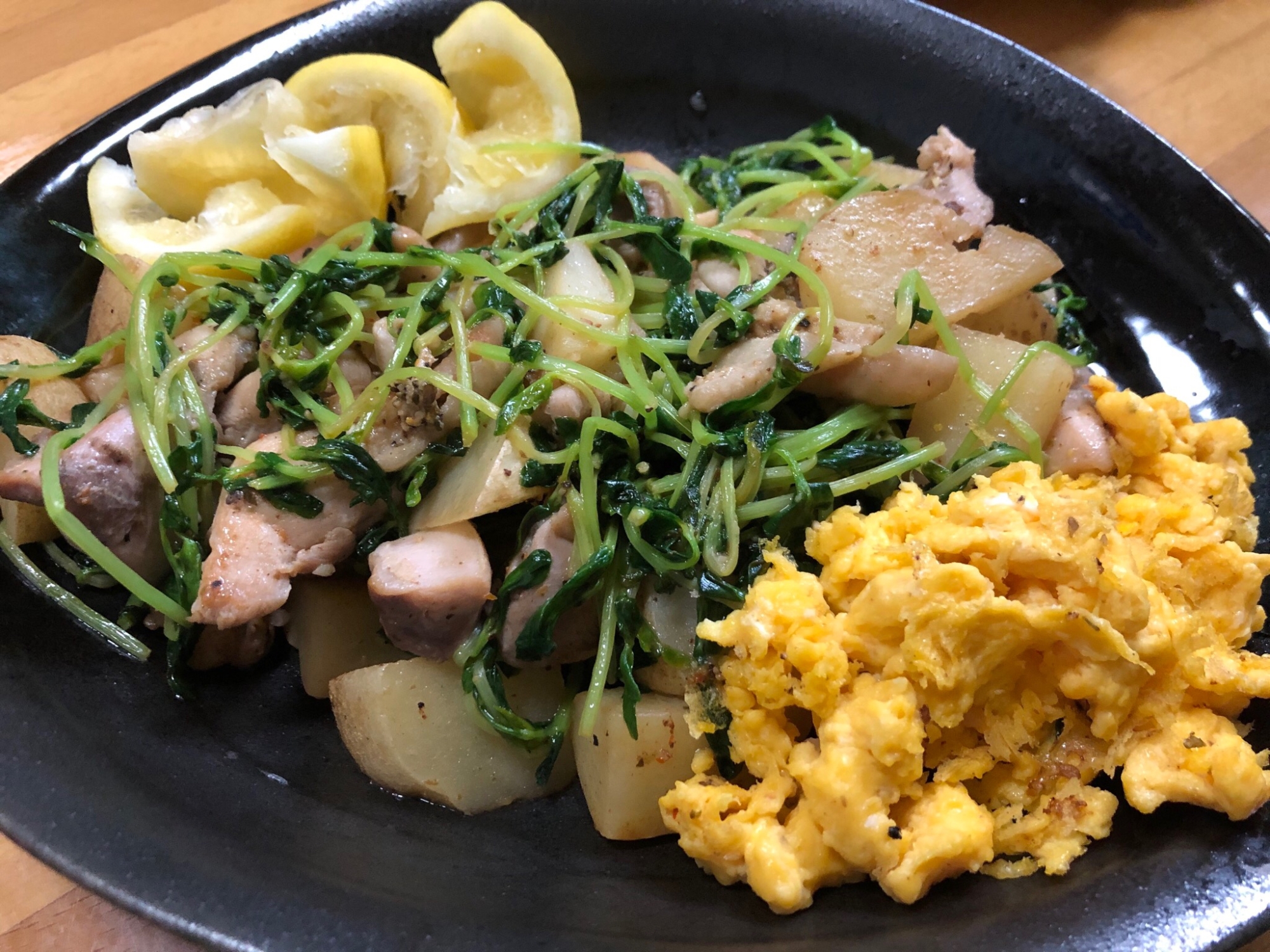 豆苗と鶏肉とじゃがいものレモンさっぱり炒め