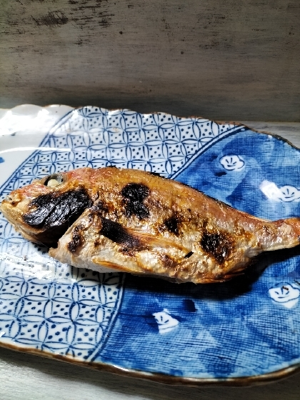 きょうはこちら♬ちょっと焦げちゃったけどグリルでとっても美味しい鯛の塩焼き出来ました(๑´ڡ`๑)素敵レシピ感謝❦