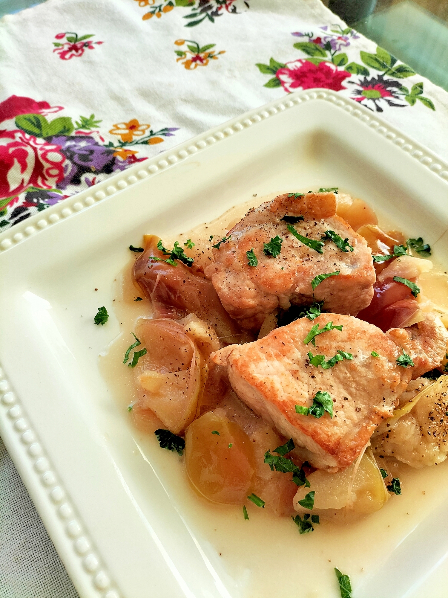 冬の贅沢煮込み♪甘酸っぱいとろっと豚りんご