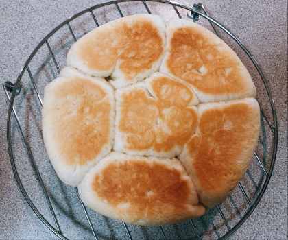 初めて作りました。こんなに簡単に美味しいパンが出来るとは！ありがとうございます。