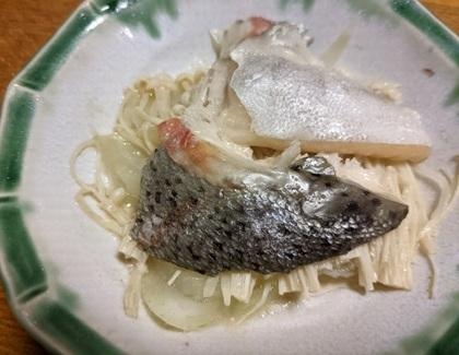 レンジで　鮭のあらと　新玉ねぎの　酒蒸し