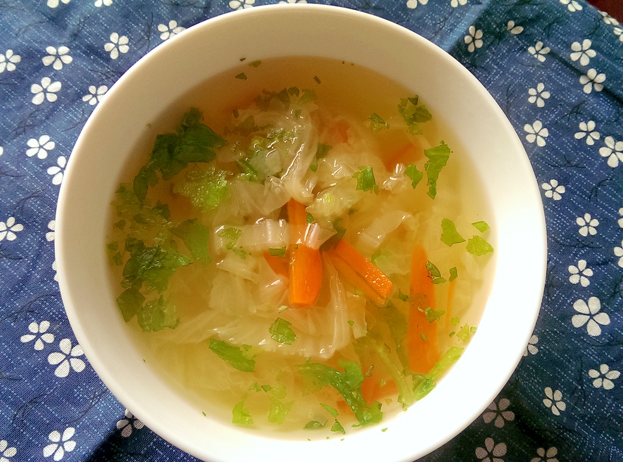 白菜とにんじんとセロリの葉のスープ