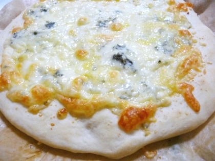 ゴルゴンゾーラのピザおいしいですね(*^_^*)神戸 チーズ・生ハム直輸入されてるんですね★チーズも生ハムも大好きなので興味しんしんです！