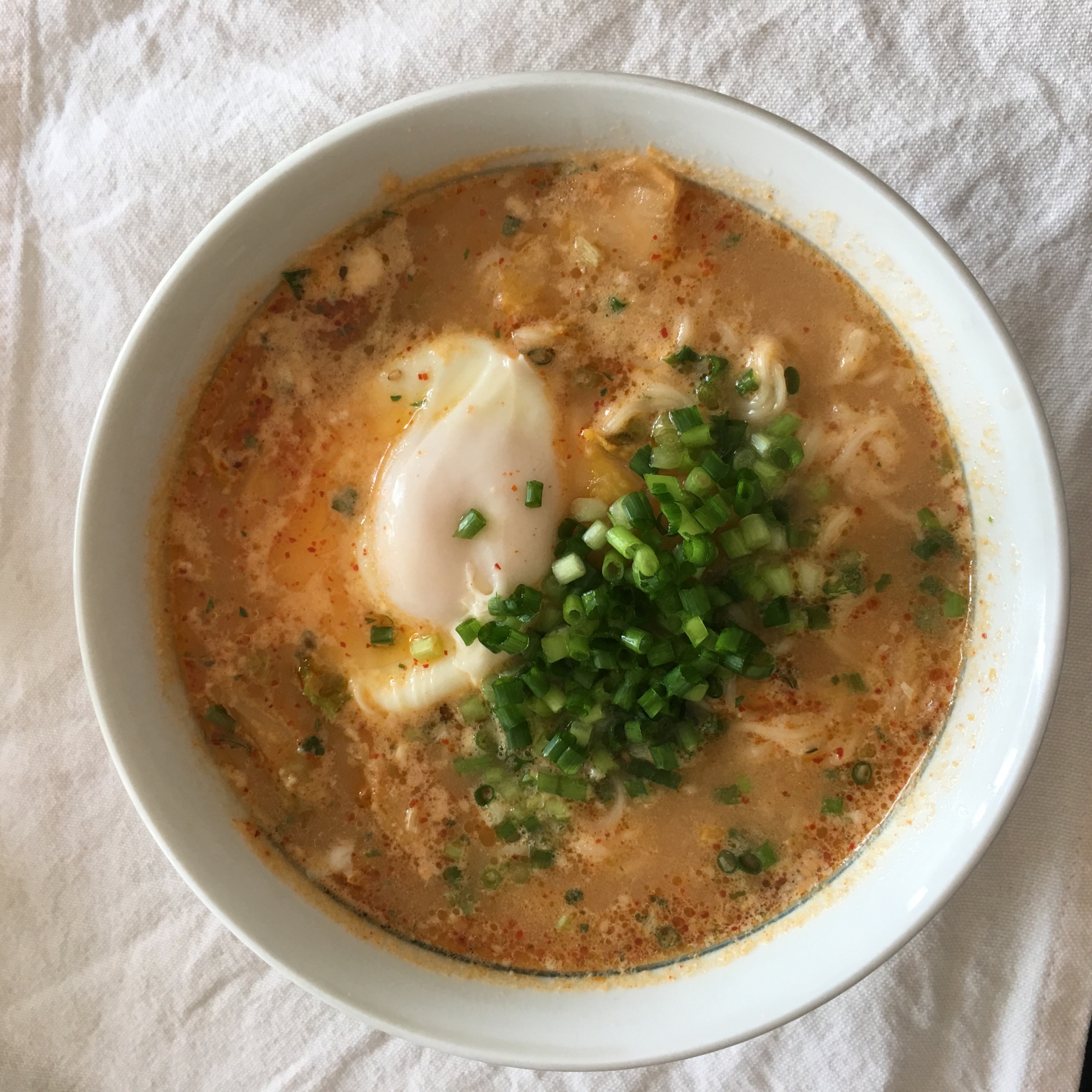 キムチと一味唐辛子で辛ネギ玉とんこつ袋ラーメン♡