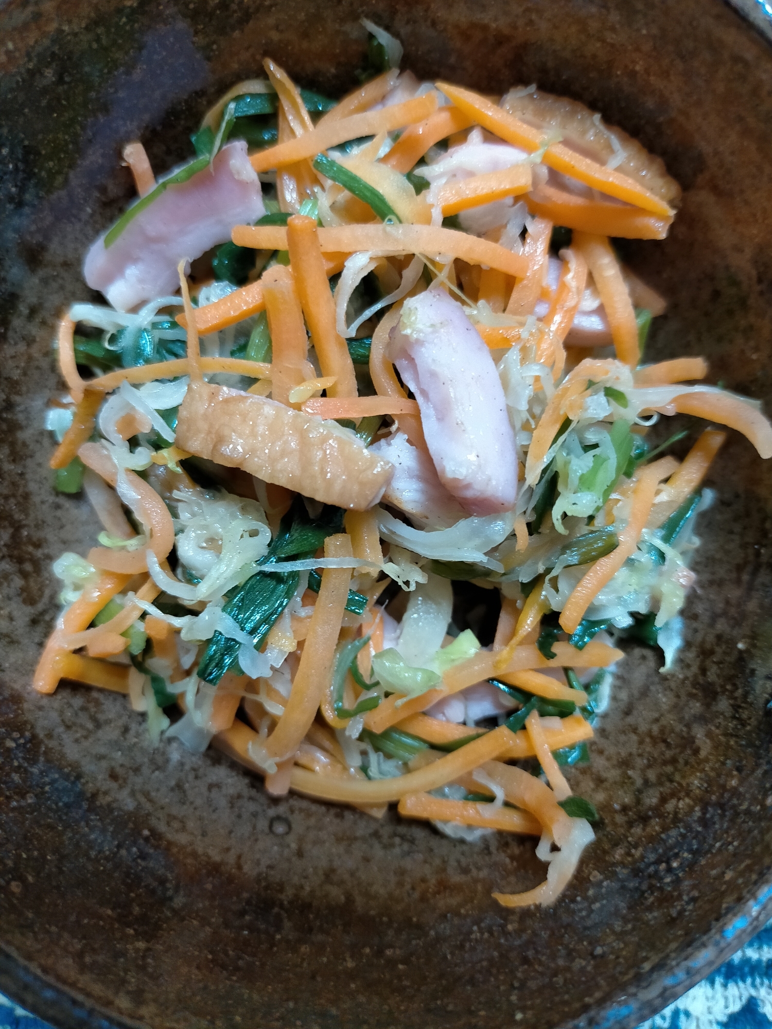 人参とキャベツとニラとベーコンの野菜炒め