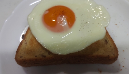 今日も簡単！！半熟目玉焼きトースト