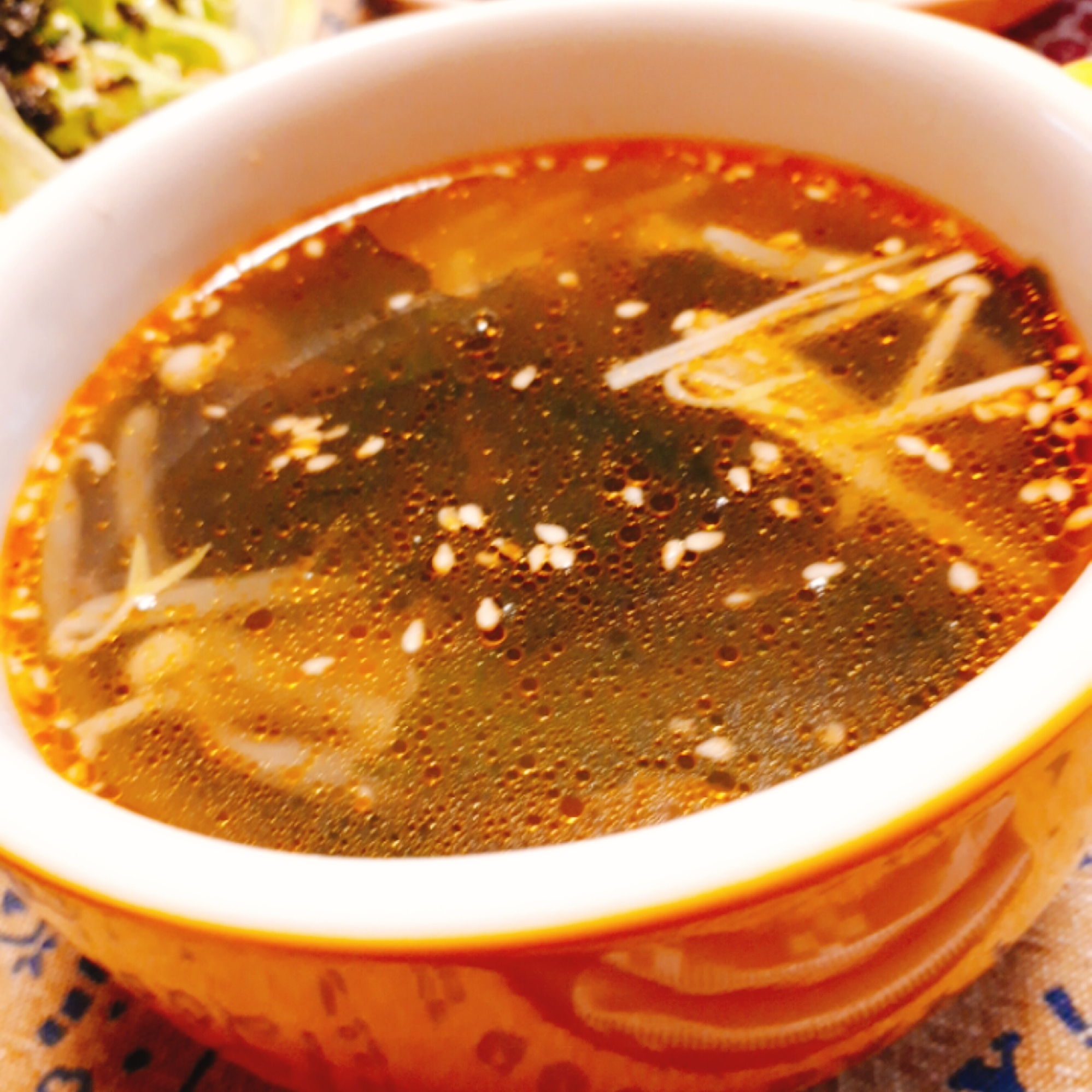 器に入った、もやしとえのきだけのピリ辛スープ