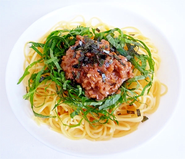 梅がたっぷりのっている納豆パスタ