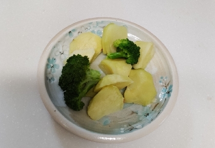 ハムとじゃがいもとブロッコリーの鶏ガラ炒め☆.*･