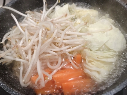 簡単スープで⭐お野菜たっぷり煮込みラーメン♪