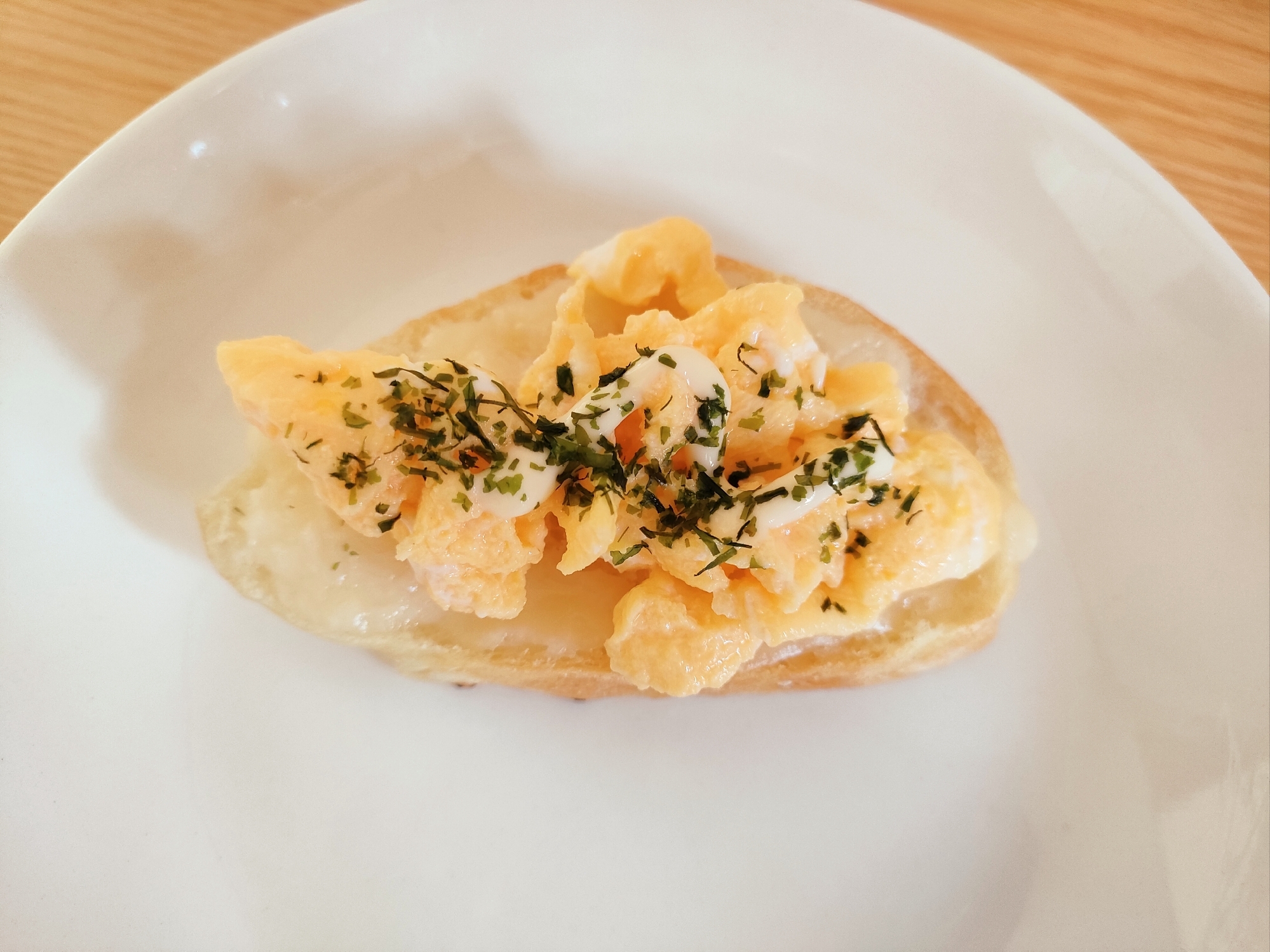 スクランブルエッグと青海苔のマヨチーズトースト