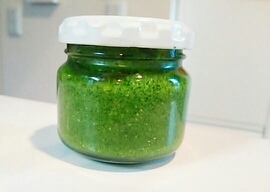 保存瓶に入ったクレソンのペースト