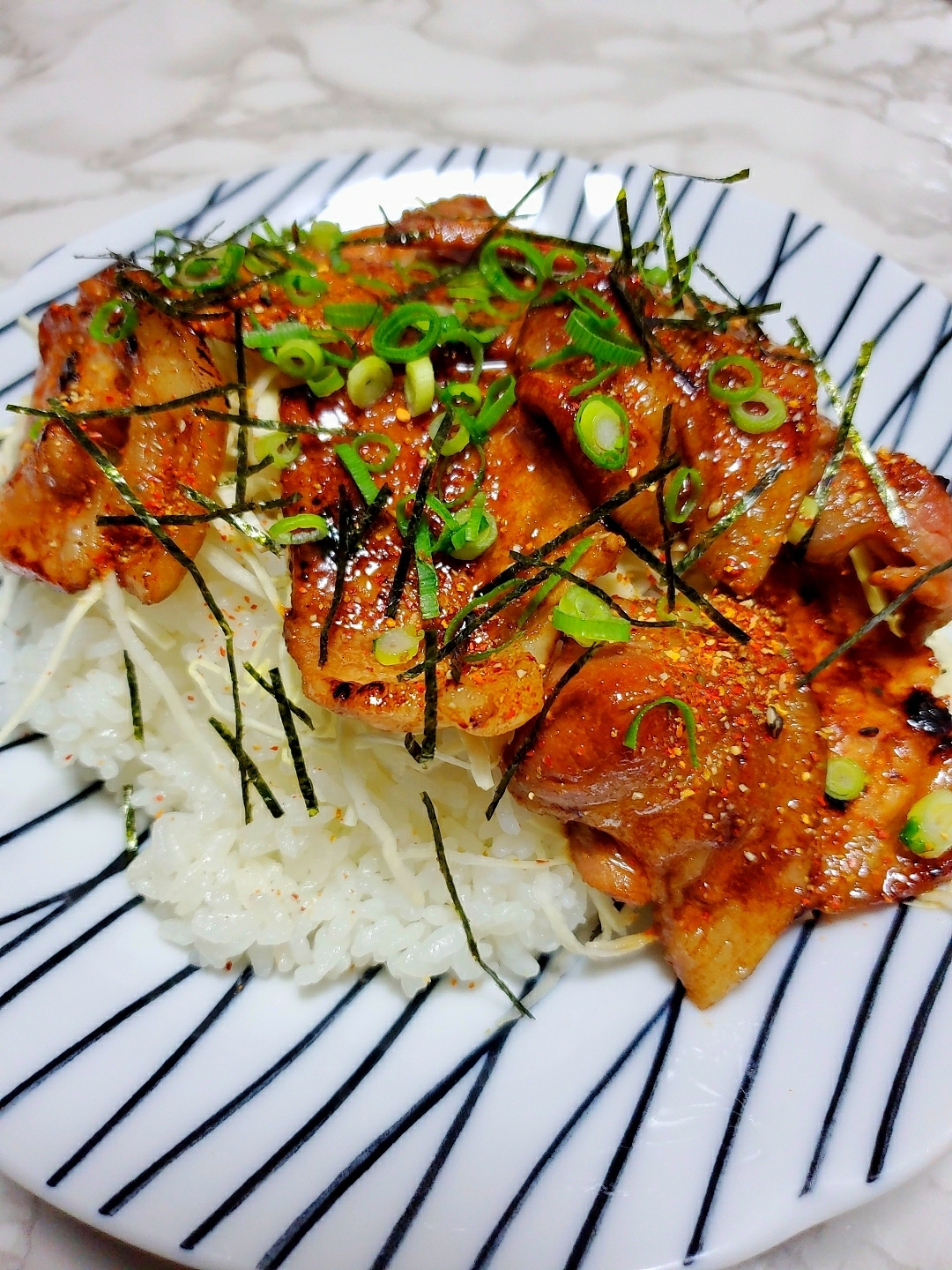 ニンニク七味唐辛子焼き豚丼