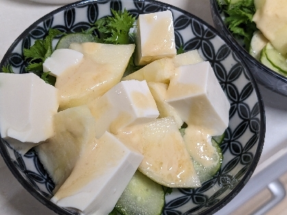 豆腐とりんごとキュウリのサラダ