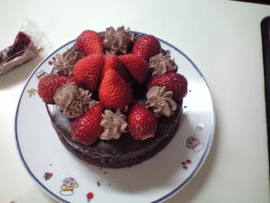 子供でも簡単に作れるイチゴとバナナのチョコケーキ♪