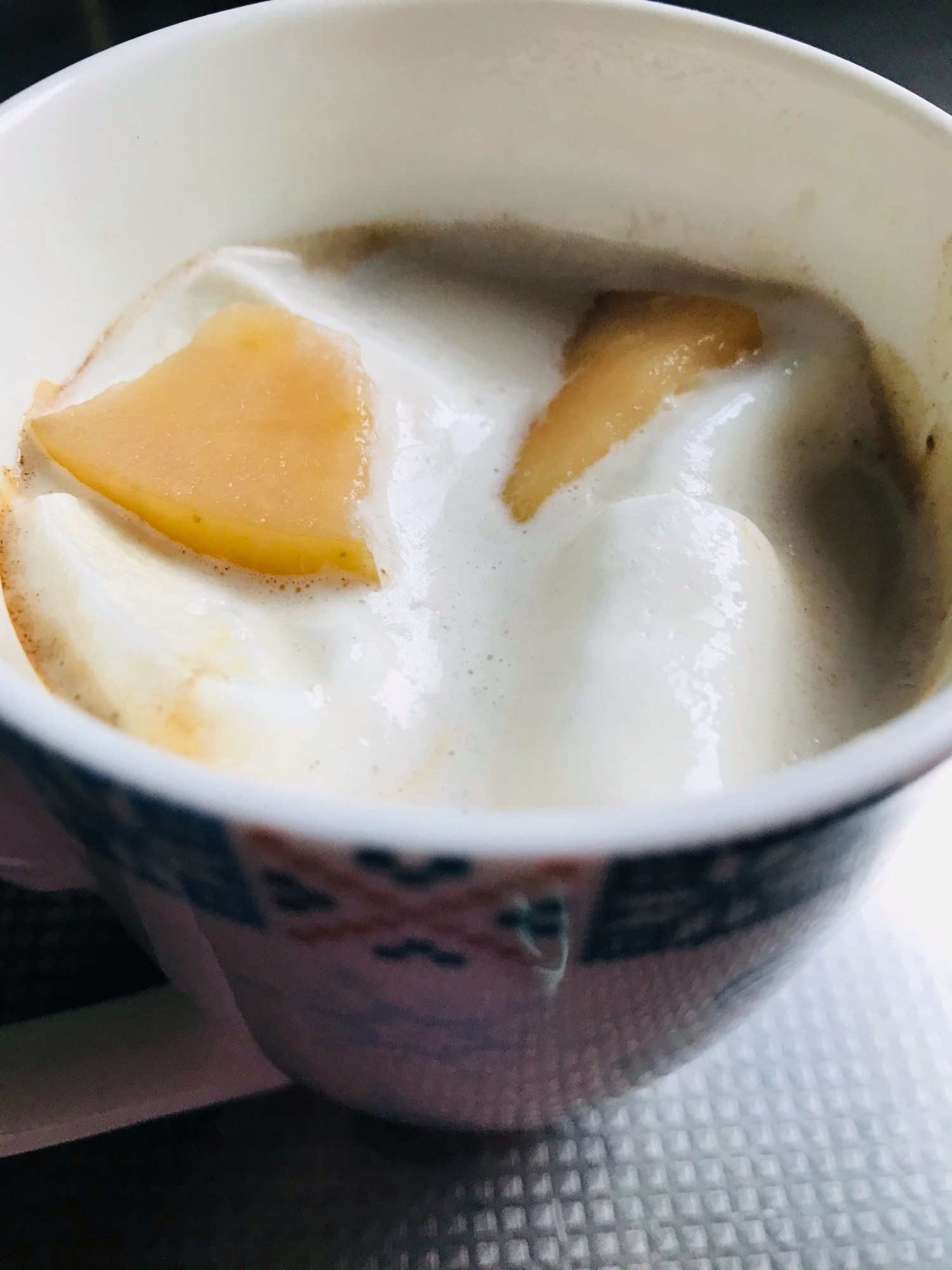 カフェラテ　りんごのせ