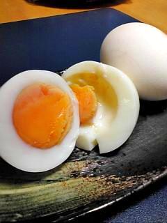 殻付きのまま塩味ゆで卵
