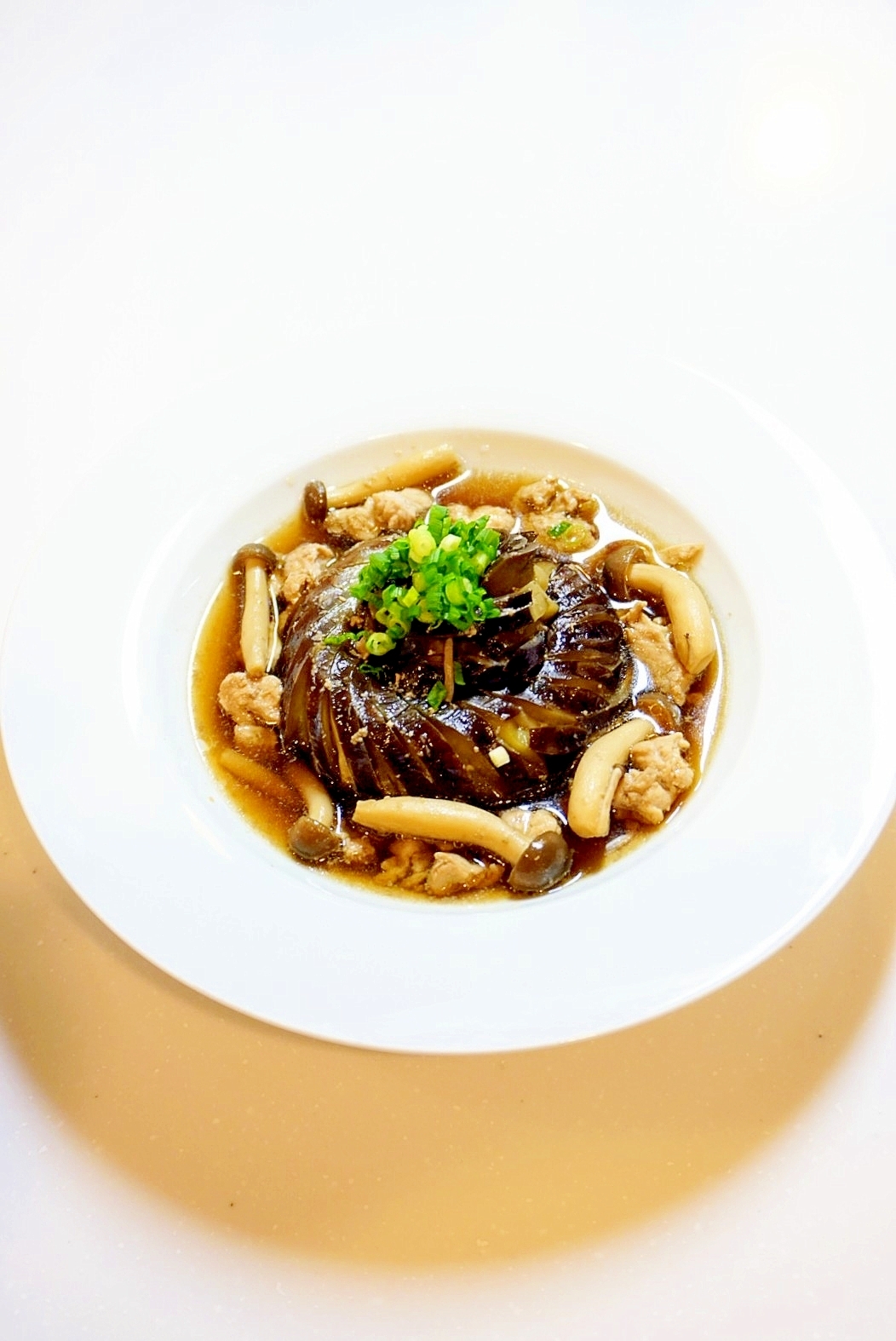 蛇腹に旨味が染みて美味！じゃばら茄子と豚肉の煮物