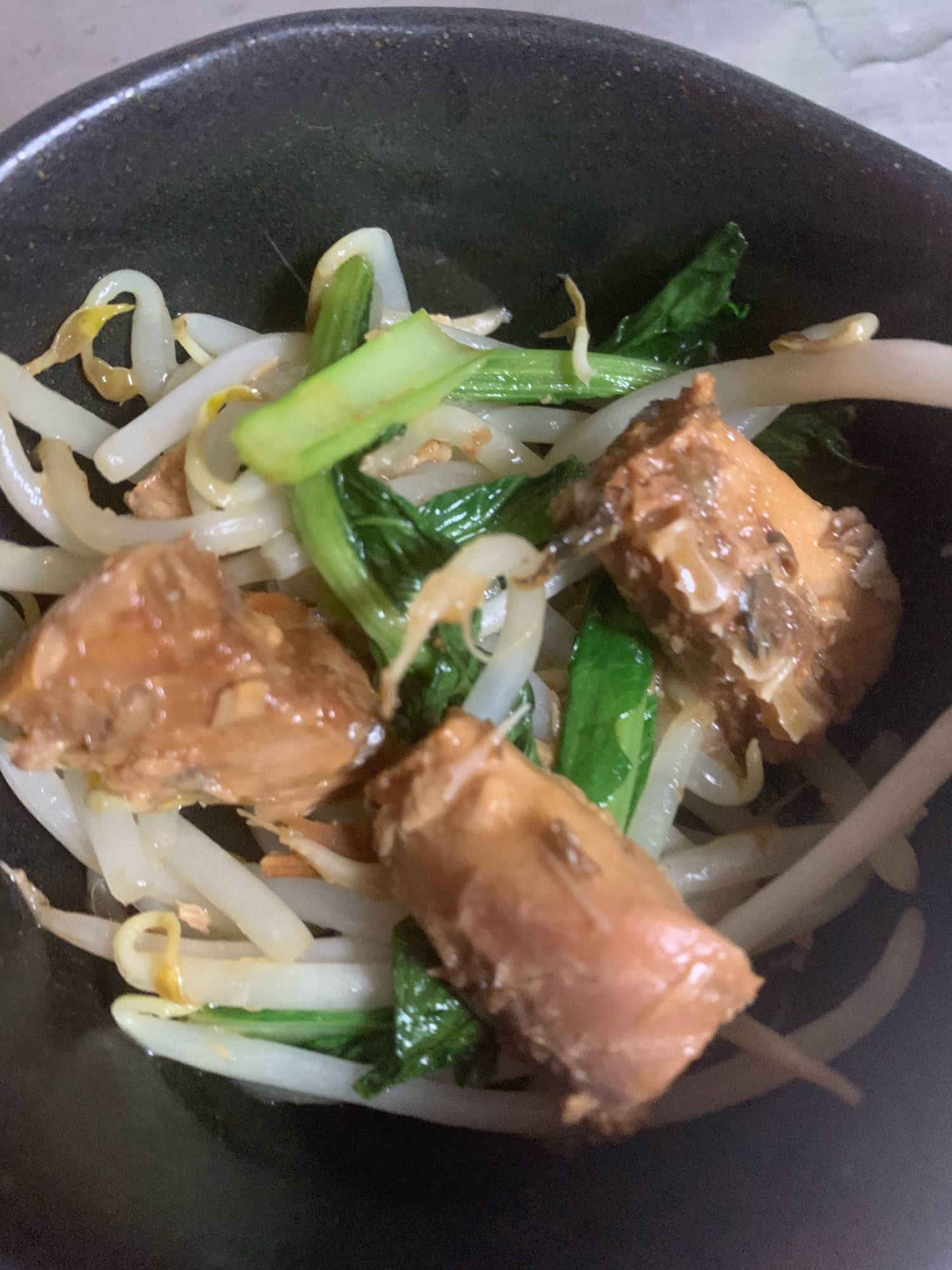 サバ味噌煮缶と小松菜の炒めもの