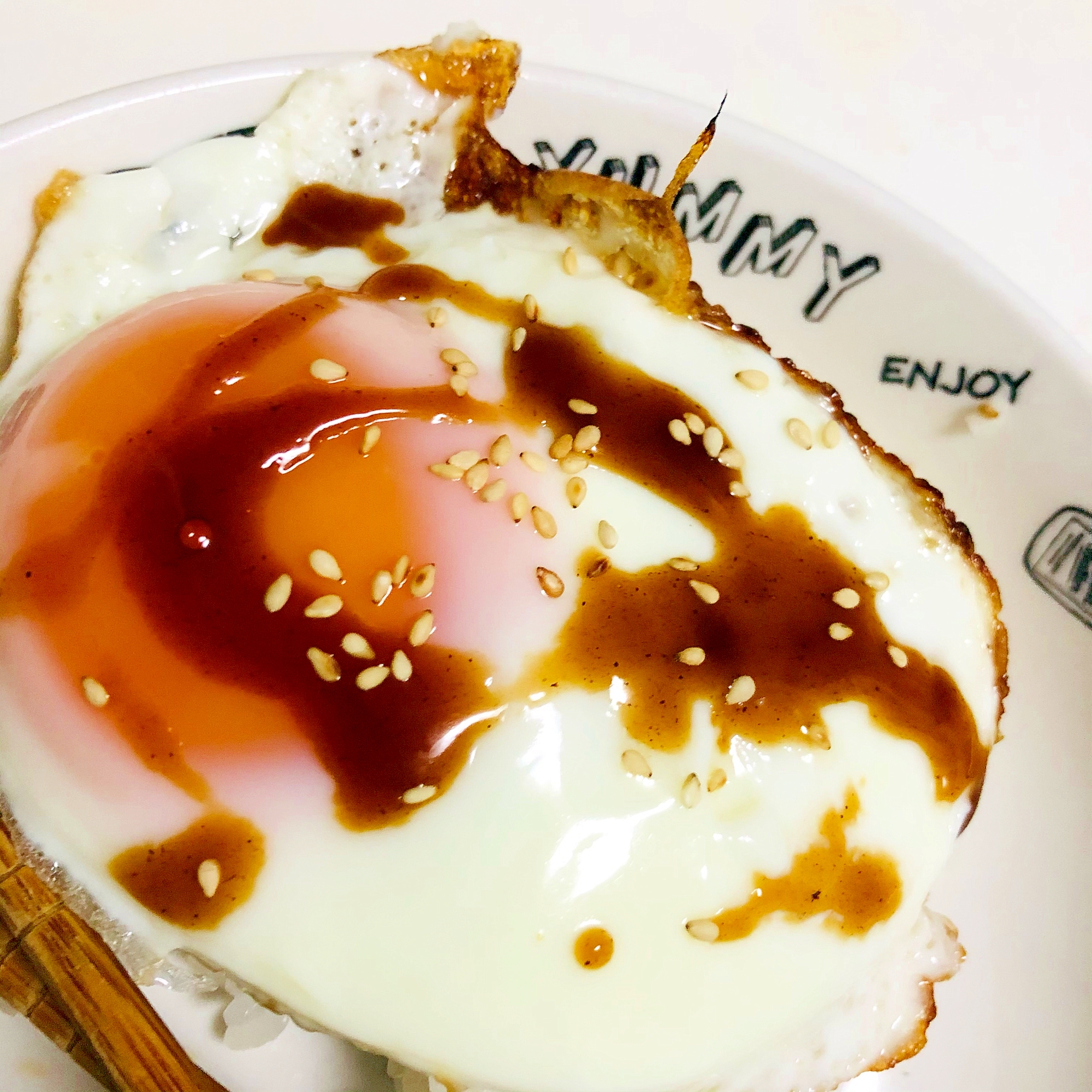 ごまと目玉焼きのご飯