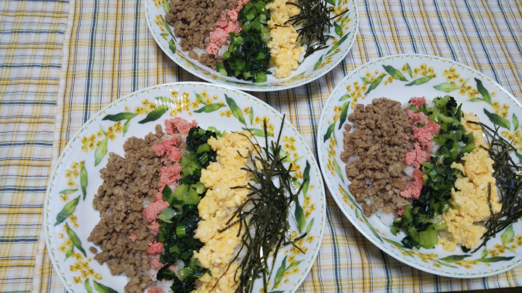 鶏そぼろとタラコと小松菜と炒り卵と刻み海苔の五色丼