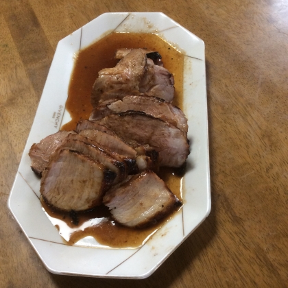 周りの焼き目が煮豚と違い、香ばしくて美味しいです。
余熱で中が柔らかく、しかも簡単に出来ました。
定年後の楽しみに、いろんな料理にチャレンジするつもりです。