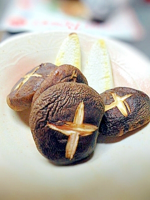 焼き椎茸と笹かまの盛り合わせ