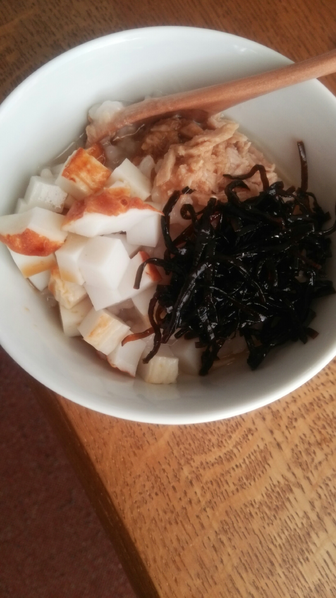 かまぼことシーチキンと昆布の佃煮のお粥