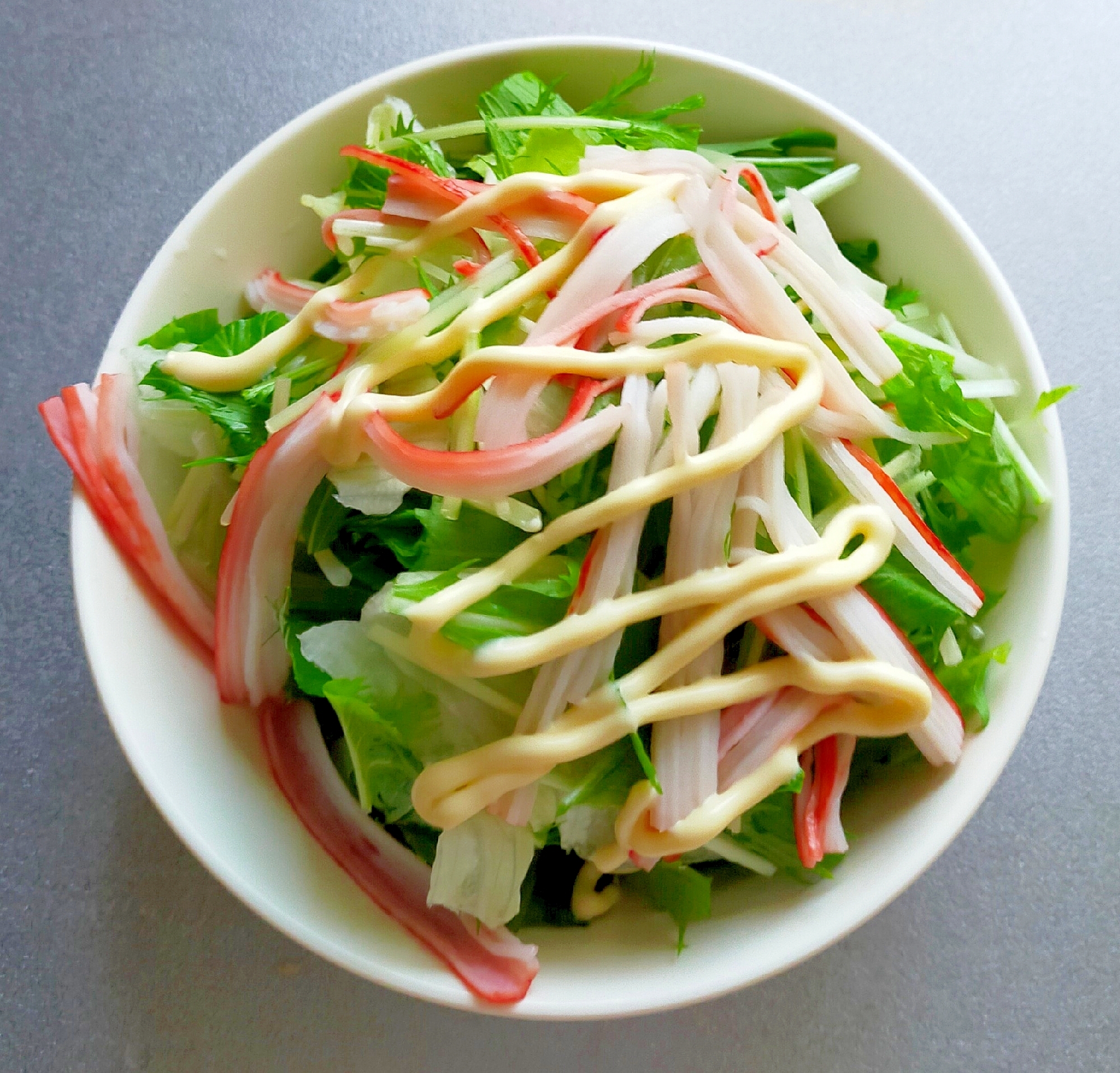 レタスと水菜とかにかまのサラダ