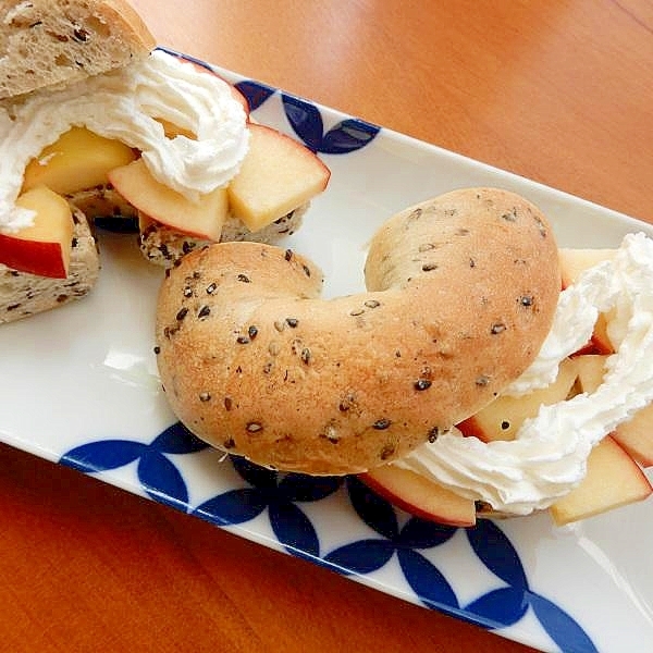 胡麻ベーグルで❤林檎とホイップクリームのサンド♪