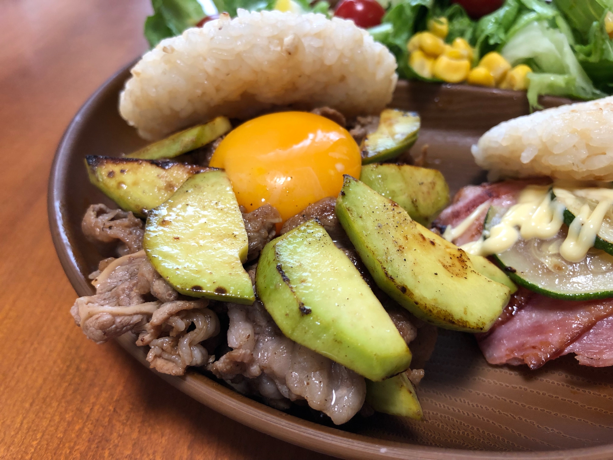 はみ出す！アボカドと焼肉のライスバーガー