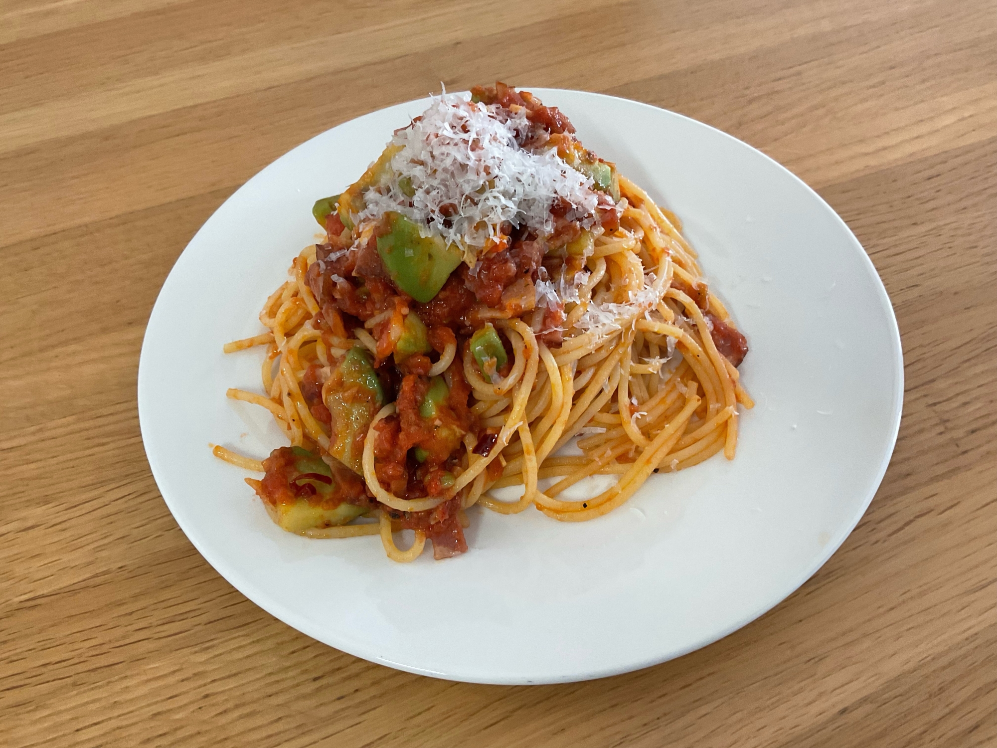 アボカドとトマトのアマトリチャーナ風パスタ！