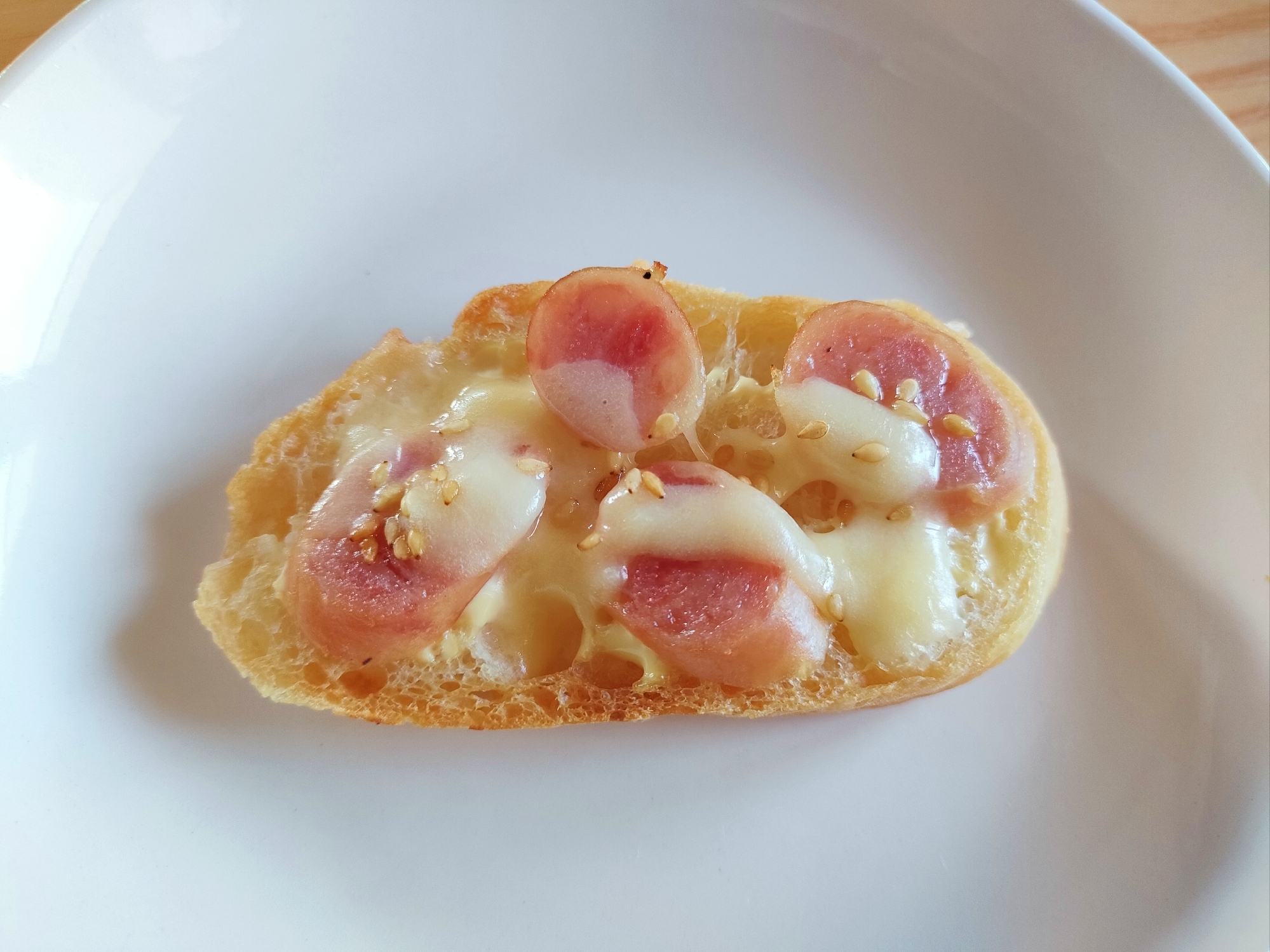 ウインナーとごまのチーズトースト