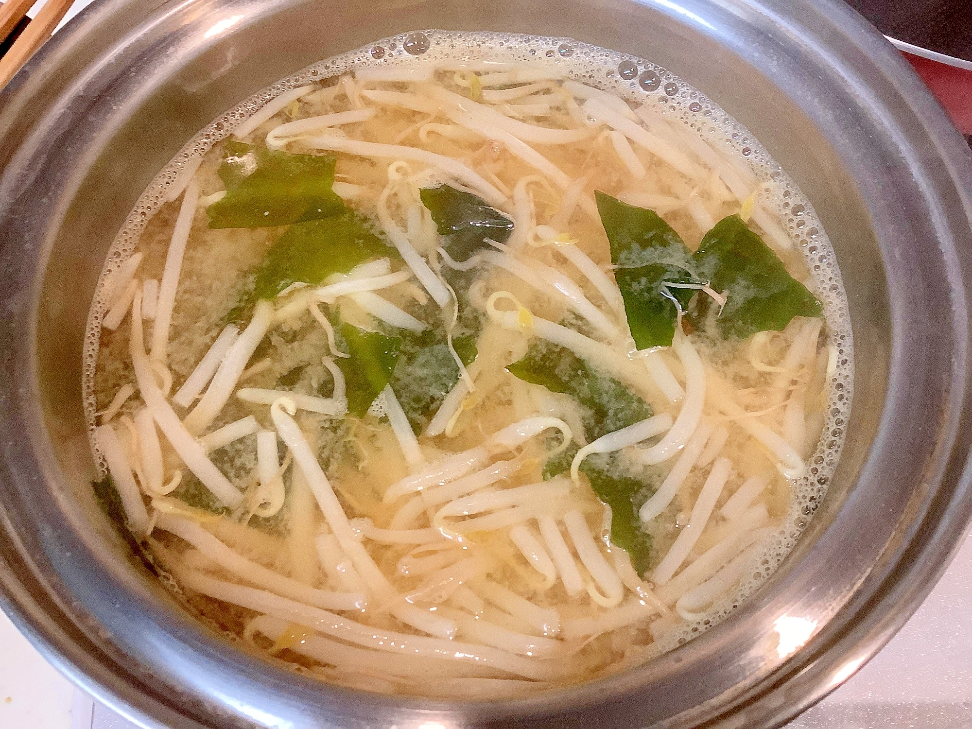 もやしとわかめの味噌汁