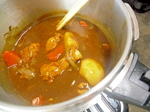 圧力鍋でやわらかお肉 骨付きチキンカレー