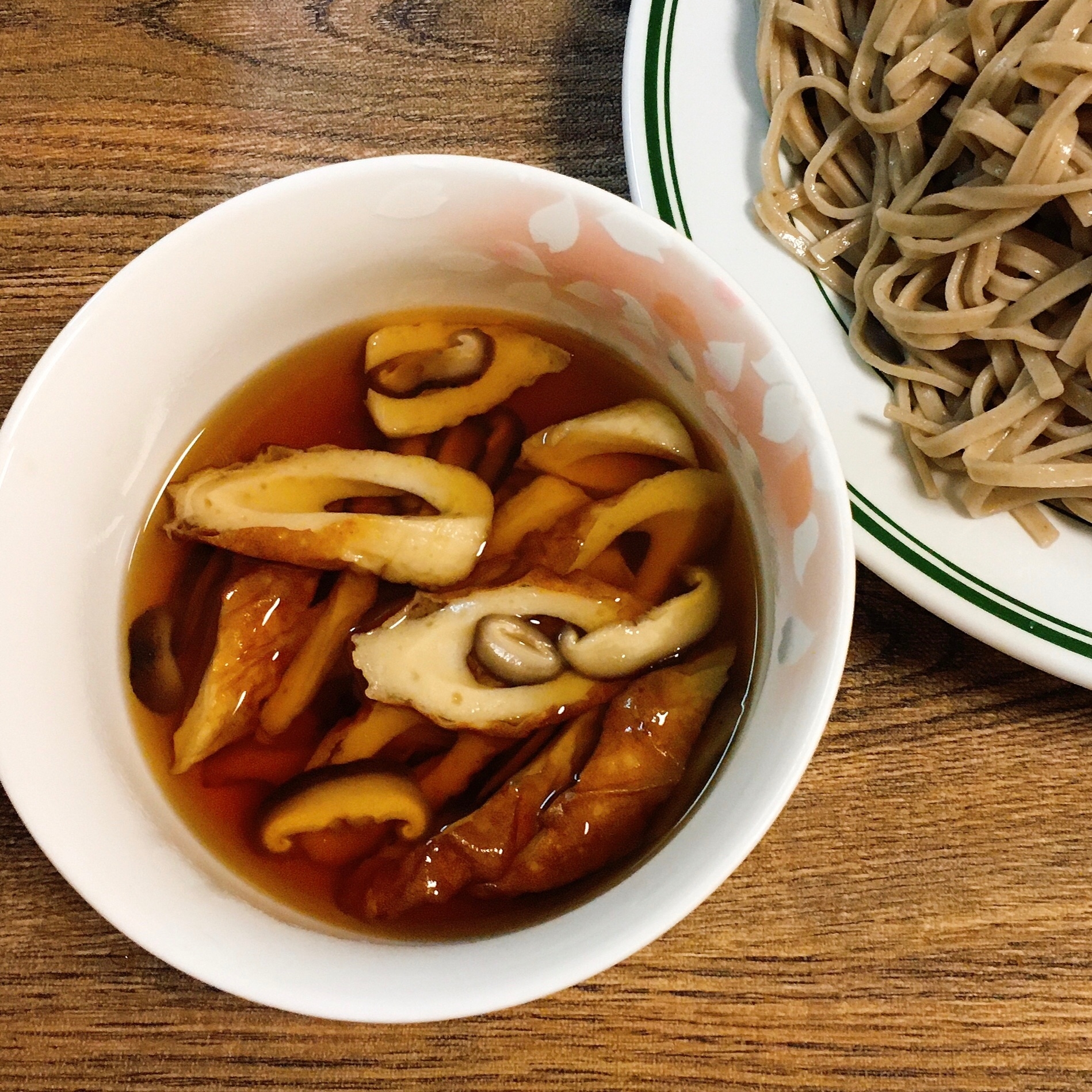 椎茸とちくわのつけ蕎麦