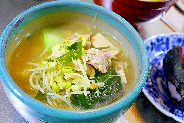 豆もやしと高野豆腐の味噌スープ