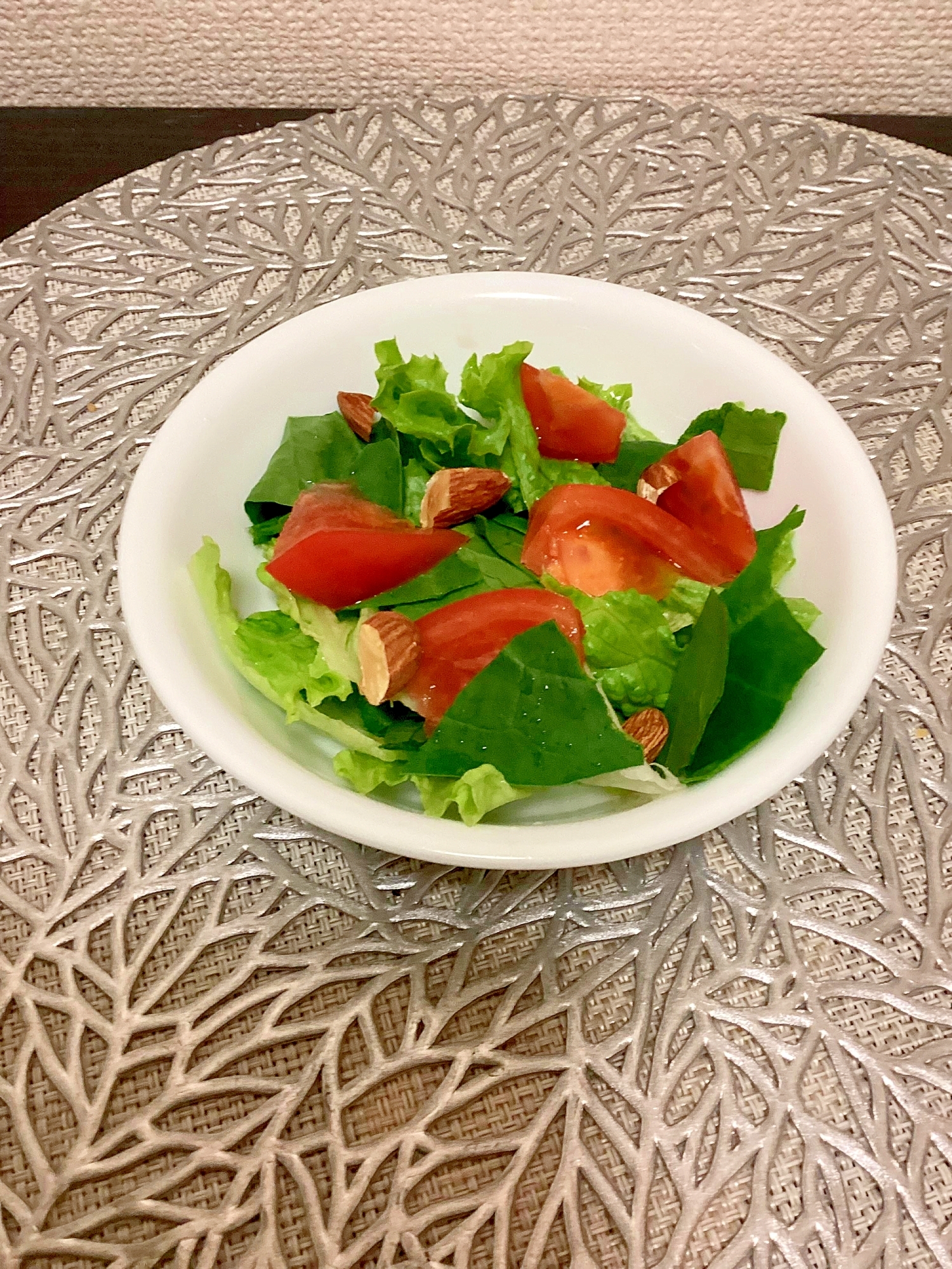 サラダほうれん草とトマトとナッツのサラダ